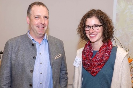 Foto: Peter Behrens Raphaela Gerlach, AdJ, wurde von den Staudengärtnern und speziell von Michael Moll herzlich bei der Wintertagung empfangen. Der BdS unterstützt das Netzwerk junger Staudengärtner der AdJ.