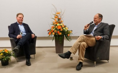 In einem freundschaftlichen Fachgespräch ließ der Laudator Prof. Norbert Kühn das Leben und die Tätigkeiten von Prof. Cassian Schmidt Revue passieren und diskutierte mit ihm auch über die künftige Staudenverwendung in der Stadt.