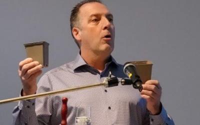 BdS-Vorsitzender Michael Moll regte die einheitliche Nutzung von zertifizierten recyclingfähigen Töpfen für die Staudengärtner an. (Foto: Peter Behrens)