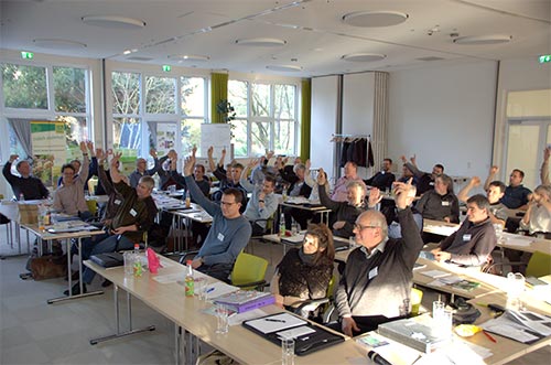 Intensive Diskussionen und einvernehmliche Abstimmungen kennzeichnen die Mitgliederversammlung des Bundes deutscher Staudengärtner.
